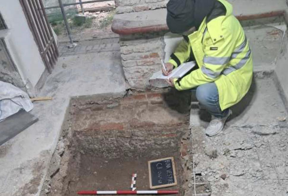 Descoperire arheologică rară în centrul unui oraș din România: Au fost găsite 2 biserici străvechi, după o legendă cu Mircea cel Bătrân 1063353