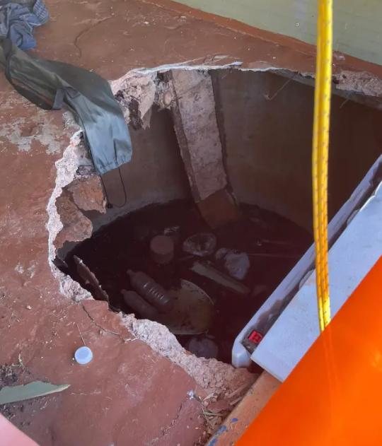 O femeie a rămas blocată până la brâu în canalizare ore întregi, după ce podeaua din toaleta publică s-a prăbușit sub ea, în Australia 1063360