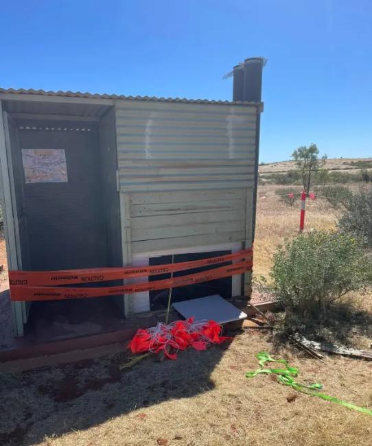 O femeie a rămas blocată până la brâu în canalizare ore întregi, după ce podeaua din toaleta publică s-a prăbușit sub ea, în Australia 1063361