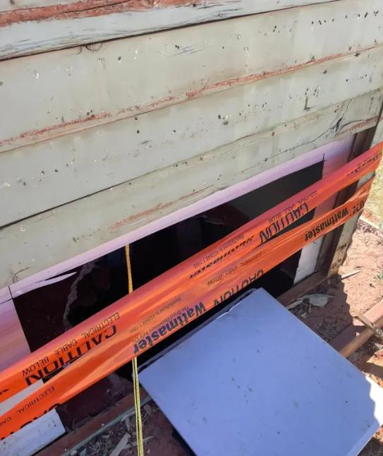 O femeie a rămas blocată până la brâu în canalizare ore întregi, după ce podeaua din toaleta publică s-a prăbușit sub ea, în Australia 1063362