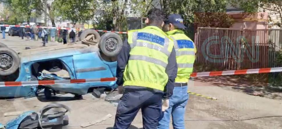 O mașină a căzut de pe o pasarelă din Iaşi, după ce s-a ciocnit cu un TIR: Șoferița a murit pe loc. Primele imagini cu autoturismul 1063329