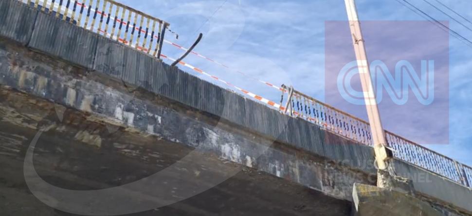 O mașină a căzut de pe o pasarelă din Iaşi, după ce s-a ciocnit cu un TIR: Șoferița a murit pe loc. Primele imagini cu autoturismul 1063330