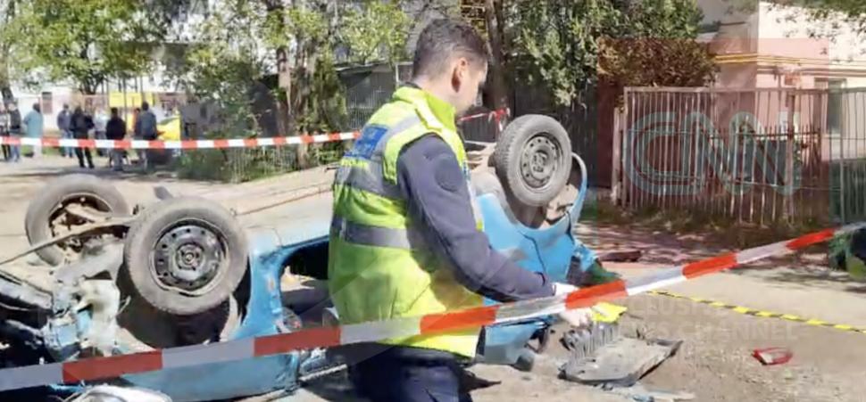 O mașină a căzut de pe o pasarelă din Iaşi, după ce s-a ciocnit cu un TIR: Șoferița a murit pe loc. Primele imagini cu autoturismul 1063331