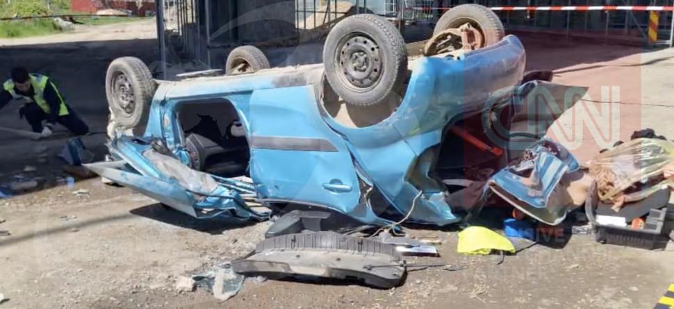 O mașină a căzut de pe o pasarelă din Iaşi, după ce s-a ciocnit cu un TIR: Șoferița a murit pe loc. Primele imagini cu autoturismul 1063332
