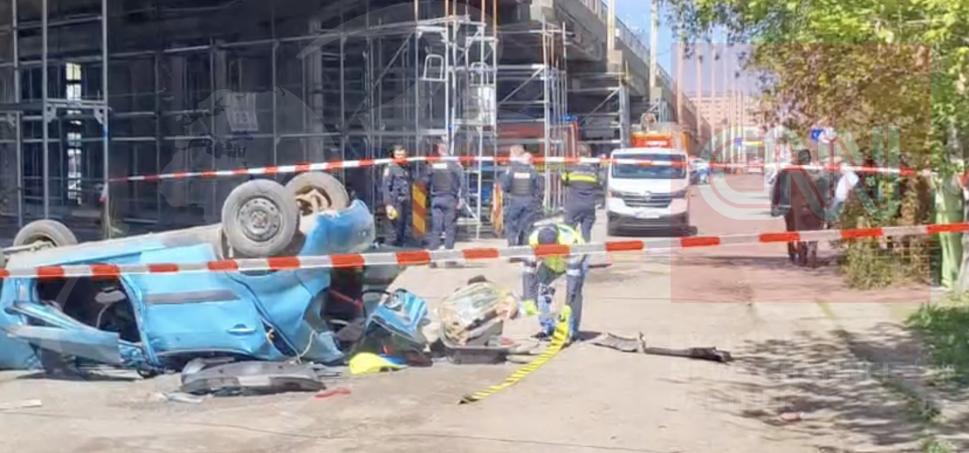 O mașină a căzut de pe o pasarelă din Iaşi, după ce s-a ciocnit cu un TIR: Șoferița a murit pe loc. Primele imagini cu autoturismul 1063333