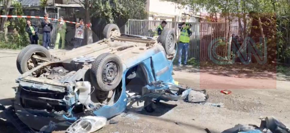 O mașină a căzut de pe o pasarelă din Iaşi, după ce s-a ciocnit cu un TIR: Șoferița a murit pe loc. Primele imagini cu autoturismul 1063334