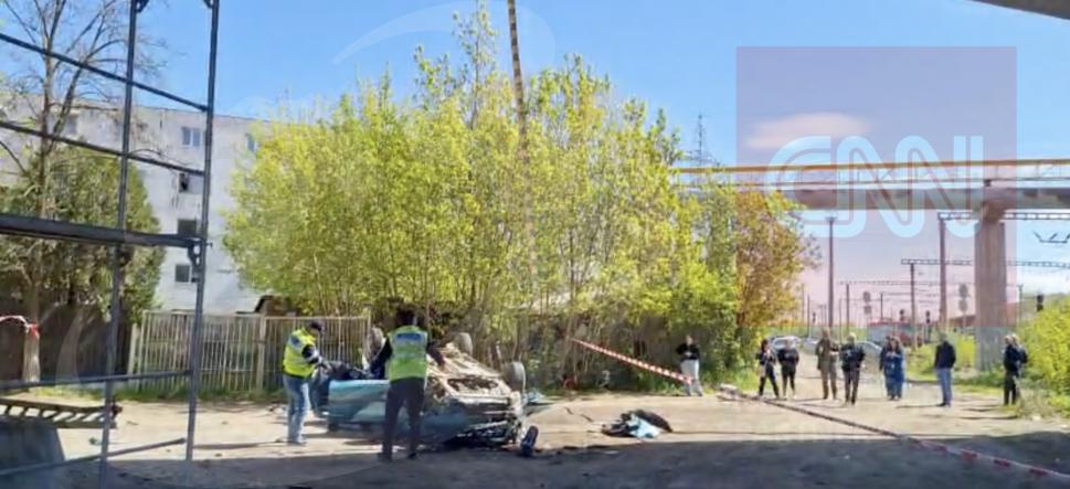 O mașină a căzut de pe o pasarelă din Iaşi, după ce s-a ciocnit cu un TIR: Șoferița a murit pe loc. Primele imagini cu autoturismul 1063335
