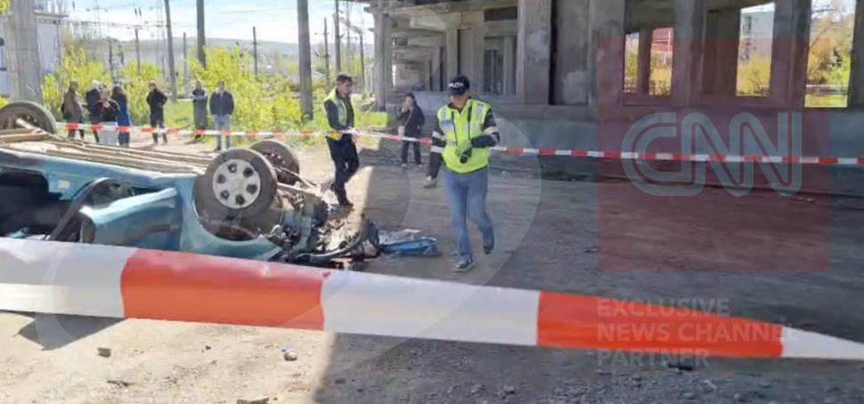 O mașină a căzut de pe o pasarelă din Iaşi, după ce s-a ciocnit cu un TIR: Șoferița a murit pe loc. Primele imagini cu autoturismul 1063336