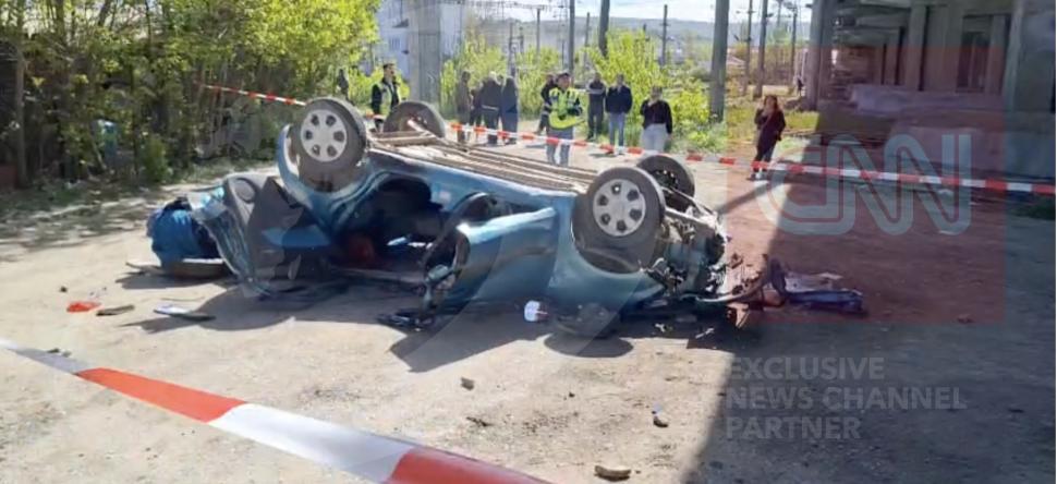 O mașină a căzut de pe o pasarelă din Iaşi, după ce s-a ciocnit cu un TIR: Șoferița a murit pe loc. Primele imagini cu autoturismul 1063337