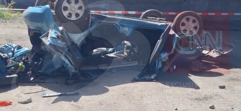 O mașină a căzut de pe o pasarelă din Iaşi, după ce s-a ciocnit cu un TIR: Șoferița a murit pe loc. Primele imagini cu autoturismul 1063338