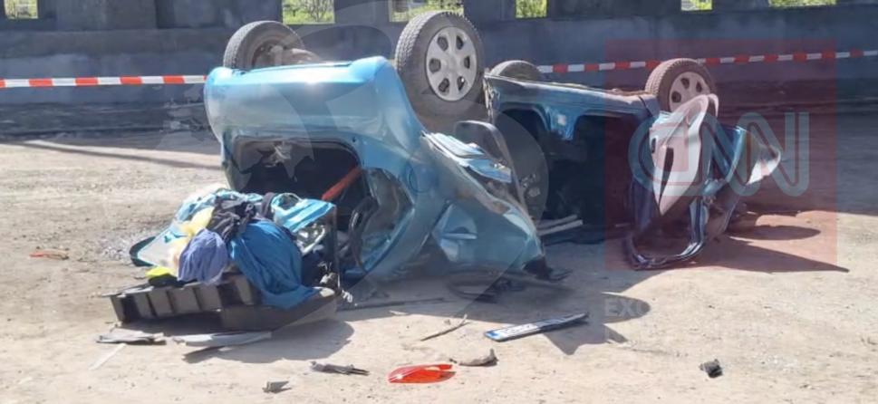 O mașină a căzut de pe o pasarelă din Iaşi, după ce s-a ciocnit cu un TIR: Șoferița a murit pe loc. Primele imagini cu autoturismul 1063339