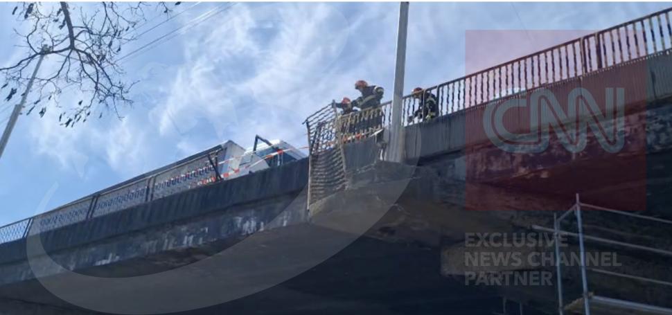 O mașină a căzut de pe o pasarelă din Iaşi, după ce s-a ciocnit cu un TIR: Șoferița a murit pe loc. Primele imagini cu autoturismul 1063340