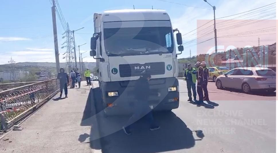 O mașină a căzut de pe o pasarelă din Iaşi, după ce s-a ciocnit cu un TIR: Șoferița a murit pe loc. Primele imagini cu autoturismul 1063341