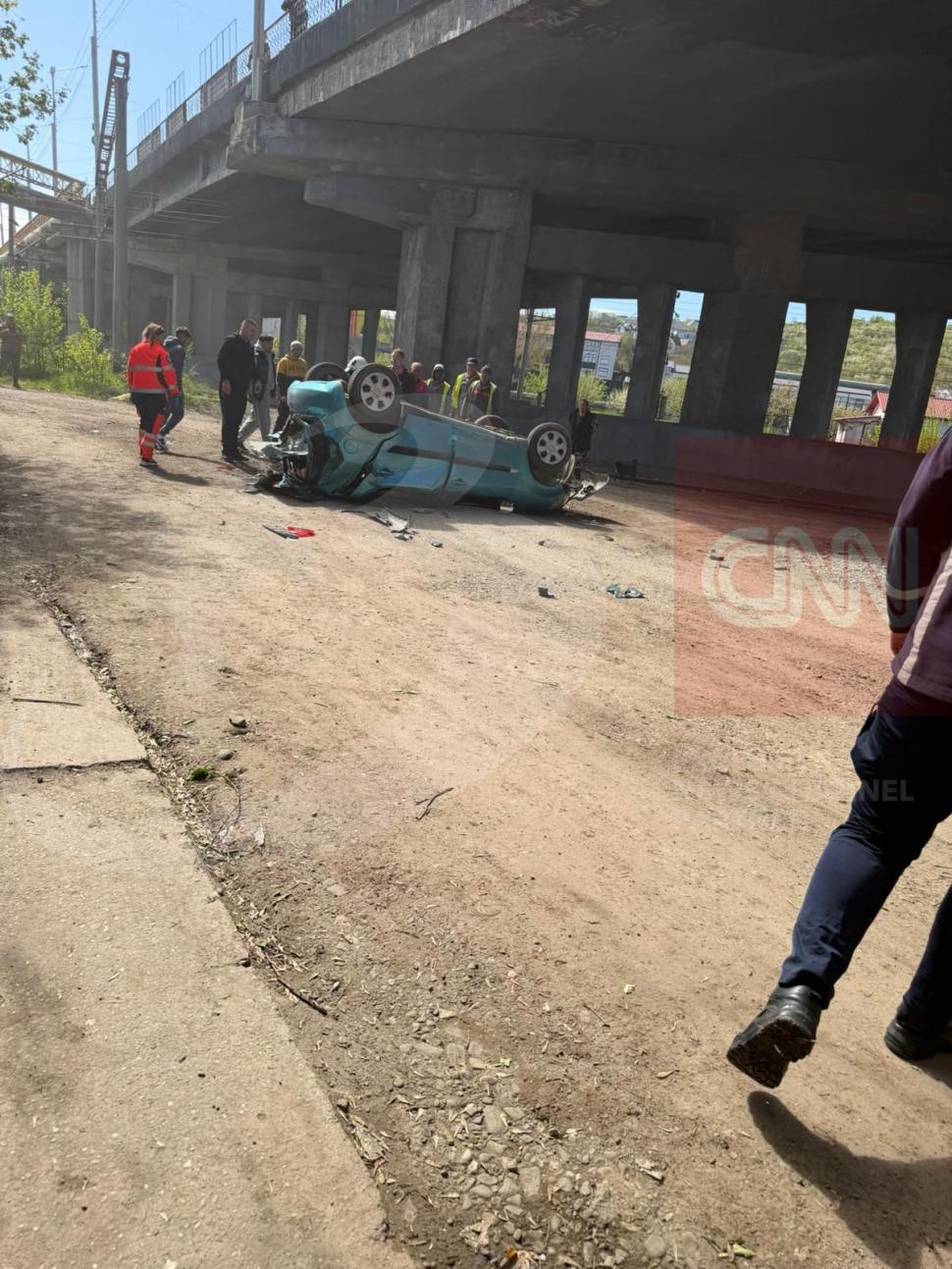 O mașină a căzut de pe o pasarelă din Iaşi, după ce s-a ciocnit cu un TIR: Șoferița a murit pe loc. Primele imagini cu autoturismul 1063343