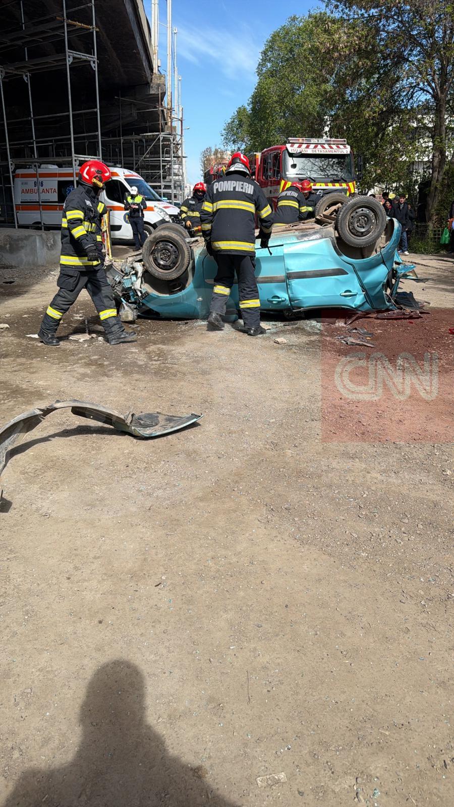 O mașină a căzut de pe o pasarelă din Iaşi, după ce s-a ciocnit cu un TIR: Șoferița a murit pe loc. Primele imagini cu autoturismul 1063344