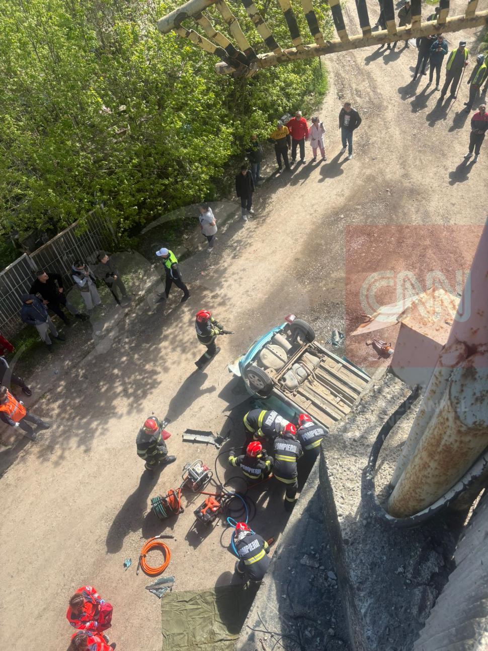 O mașină a căzut de pe o pasarelă din Iaşi, după ce s-a ciocnit cu un TIR: Șoferița a murit pe loc. Primele imagini cu autoturismul 1063345