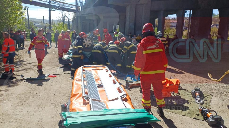 O mașină a căzut de pe o pasarelă din Iaşi, după ce s-a ciocnit cu un TIR: Șoferița a murit pe loc. Primele imagini cu autoturismul 1063346