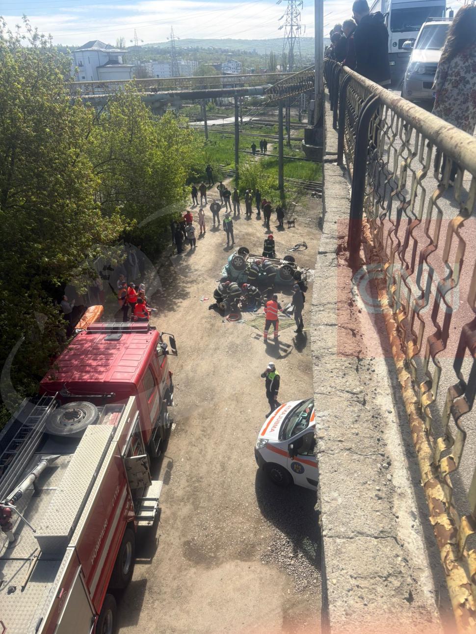 O mașină a căzut de pe o pasarelă din Iaşi, după ce s-a ciocnit cu un TIR: Șoferița a murit pe loc. Primele imagini cu autoturismul 1063348