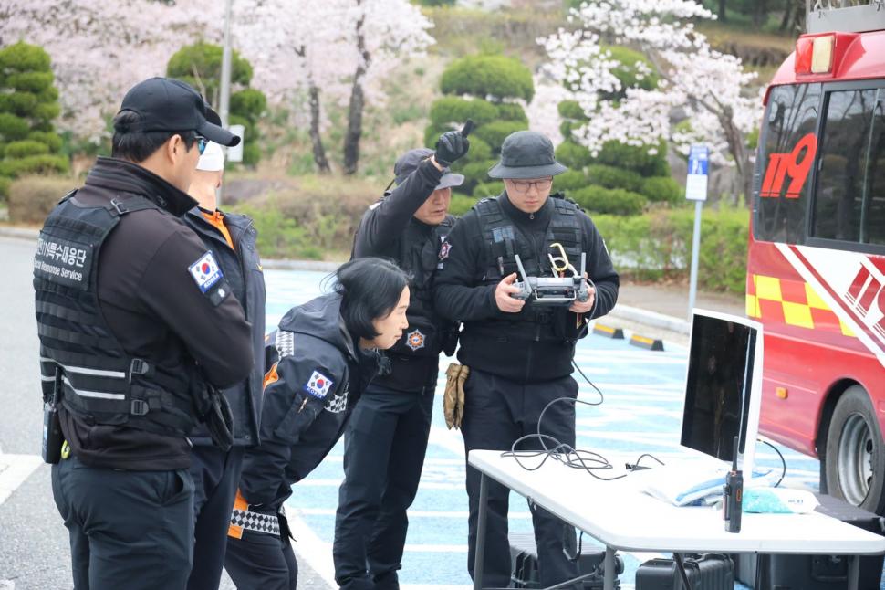 Răsturnare de situație hilară în cazul lupului care rătăcea pe străzi: Poza publicată de poliție fusese „produsă” de martor, cu AI 1063366