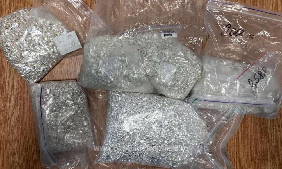 15 kilograme de argint, în valoare de 155.000 lei, descoperite, la graniţă, în microbuzul unui ucrainean care voia să intre în România 1063537