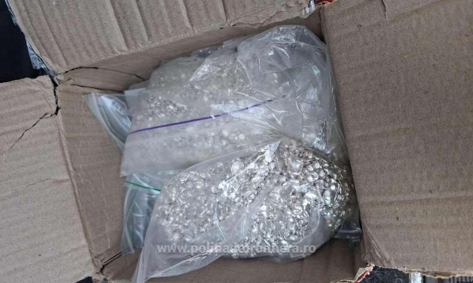 15 kilograme de argint, în valoare de 155.000 lei, descoperite, la graniţă, în microbuzul unui ucrainean care voia să intre în România 1063539