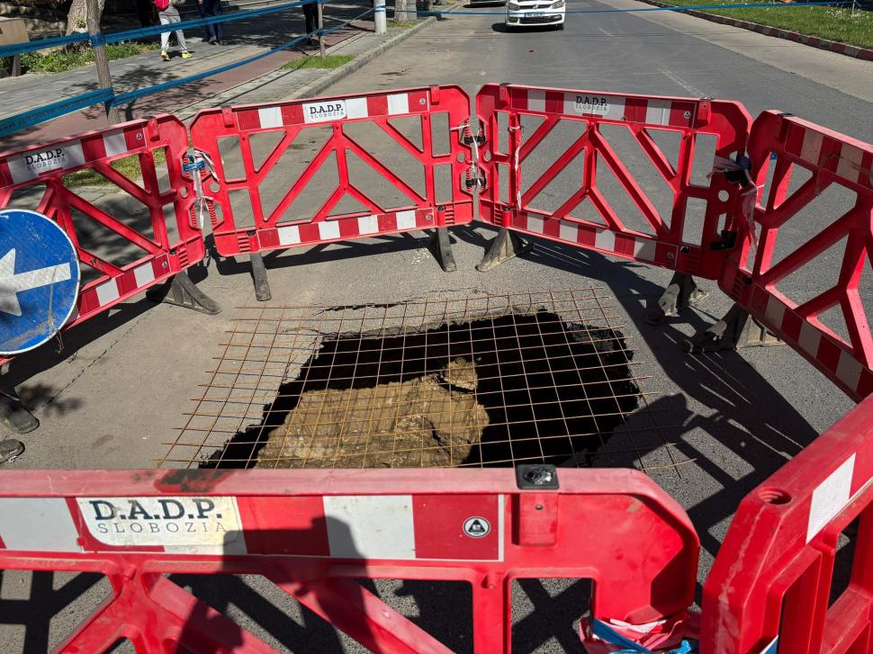 Asfaltul s-a surpat pe Bulevardul Unirii din Slobozia. Primarul: „Cauza cea mai probabilă este o defecţiune la sistemul de canalizare” 1063569