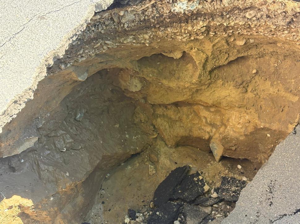 Asfaltul s-a surpat pe Bulevardul Unirii din Slobozia. Primarul: „Cauza cea mai probabilă este o defecţiune la sistemul de canalizare” 1063570