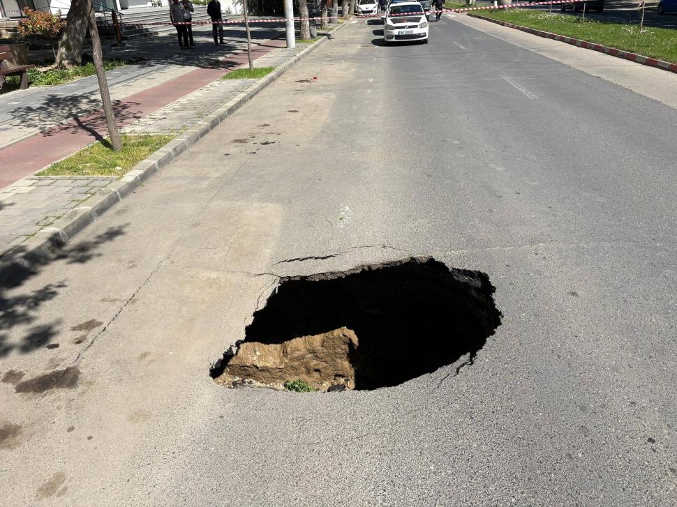 Asfaltul s-a surpat pe Bulevardul Unirii din Slobozia. Primarul: „Cauza cea mai probabilă este o defecţiune la sistemul de canalizare” 1063571