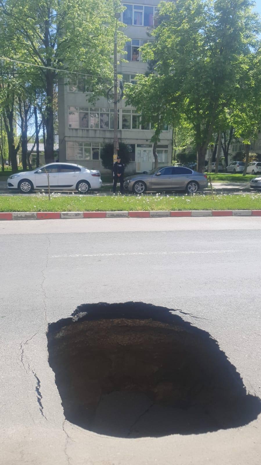 Asfaltul s-a surpat pe Bulevardul Unirii din Slobozia. Primarul: „Cauza cea mai probabilă este o defecţiune la sistemul de canalizare” 1063574