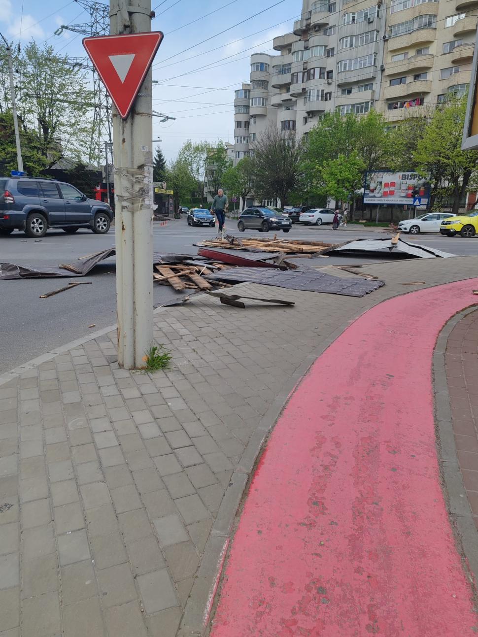 Dezastru în Moldova din cauza vântului puternic. Rafalele au smuls acoperișul unui bloc, în Huși. Un bărbat a fost lovit și a murit 1063677