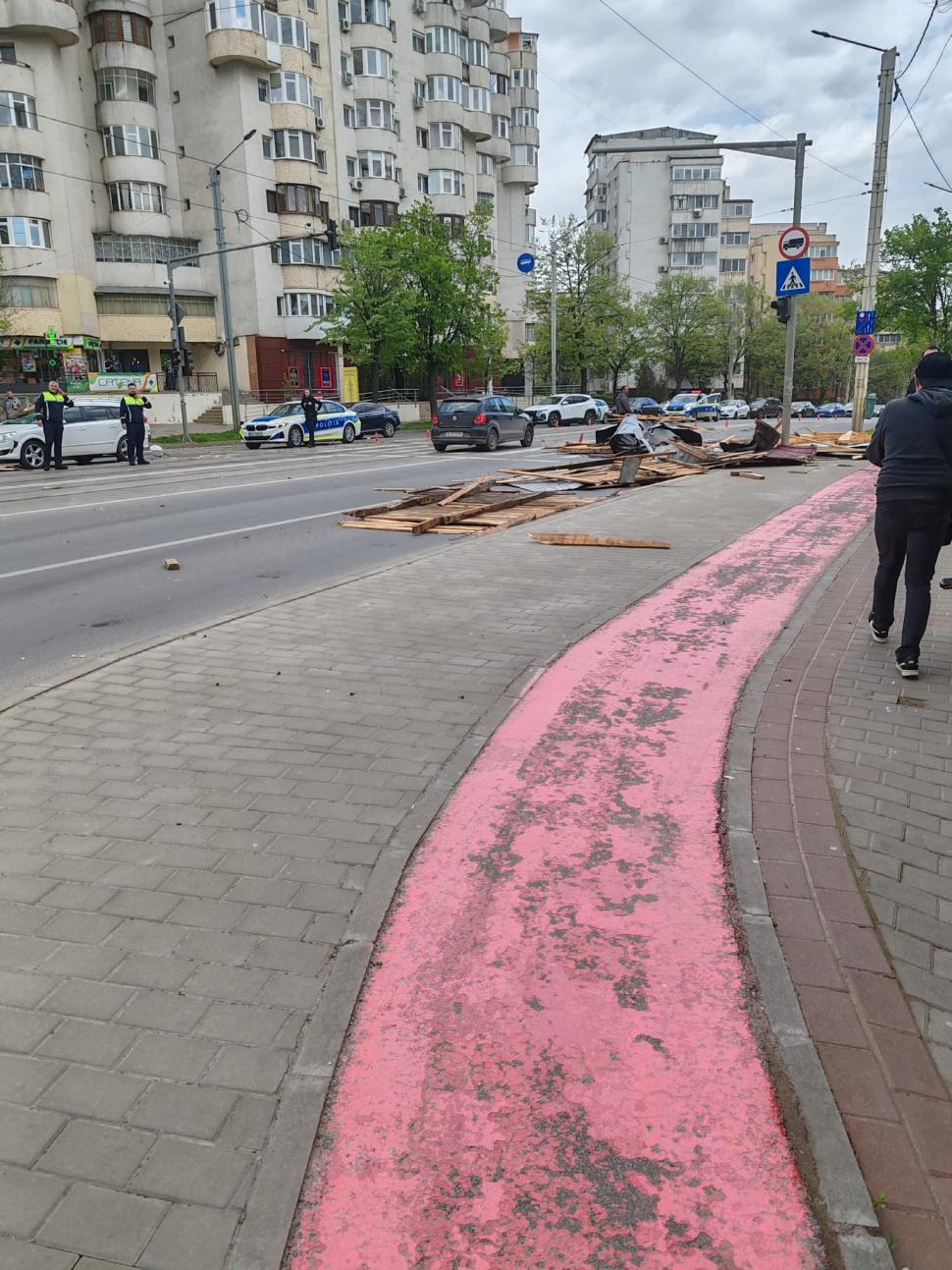 Dezastru în Moldova din cauza vântului puternic. Rafalele au smuls acoperișul unui bloc, în Huși. Un bărbat a fost lovit și a murit 1063678