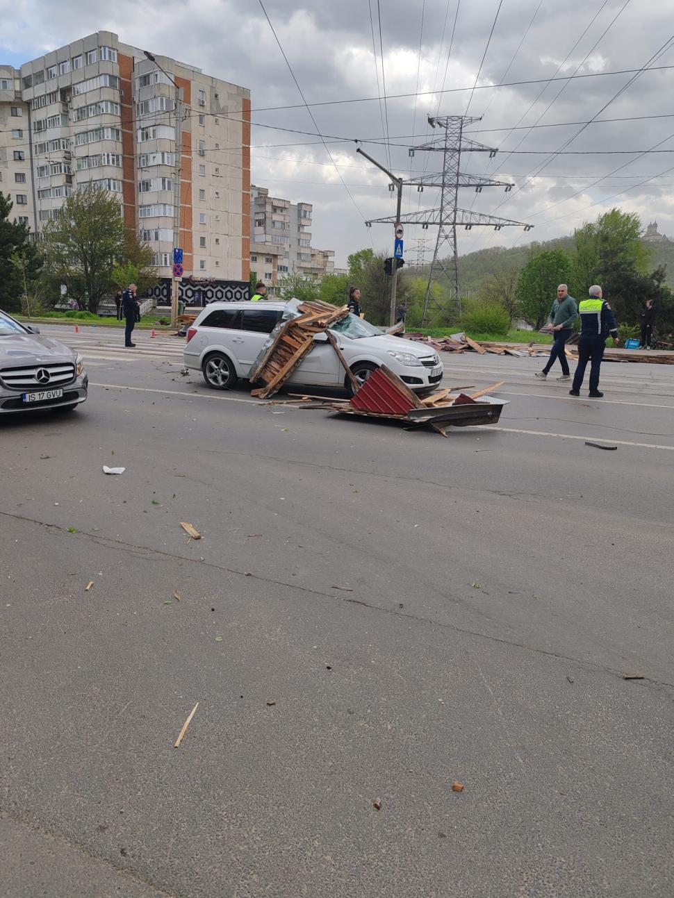 Dezastru în Moldova din cauza vântului puternic. Rafalele au smuls acoperișul unui bloc, în Huși. Un bărbat a fost lovit și a murit 1063679