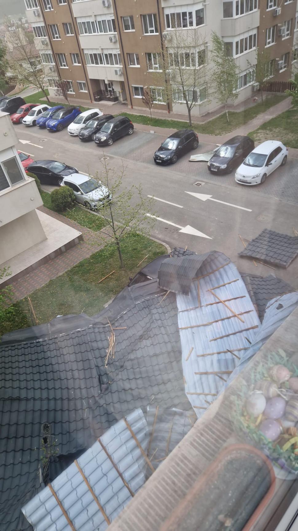 Dezastru în Moldova din cauza vântului puternic. Rafalele au smuls acoperișul unui bloc, în Huși. Un bărbat a fost lovit și a murit 1063681