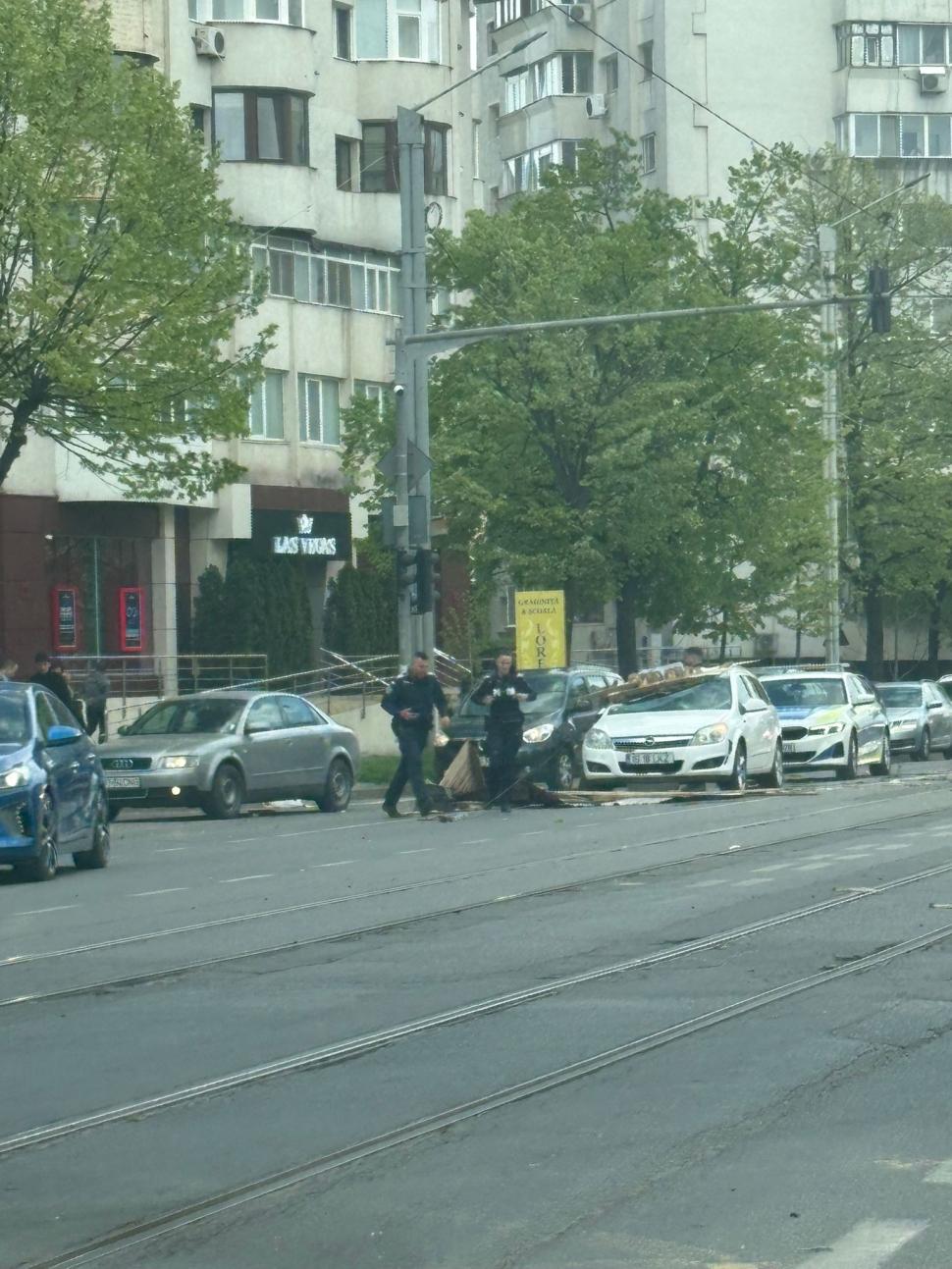 Dezastru în Moldova din cauza vântului puternic. Rafalele au smuls acoperișul unui bloc, în Huși. Un bărbat a fost lovit și a murit 1063682