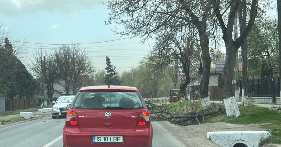 Dezastru în Moldova din cauza vântului puternic. Rafalele au smuls acoperișul unui bloc, în Huși. Un bărbat a fost lovit și a murit 1063683