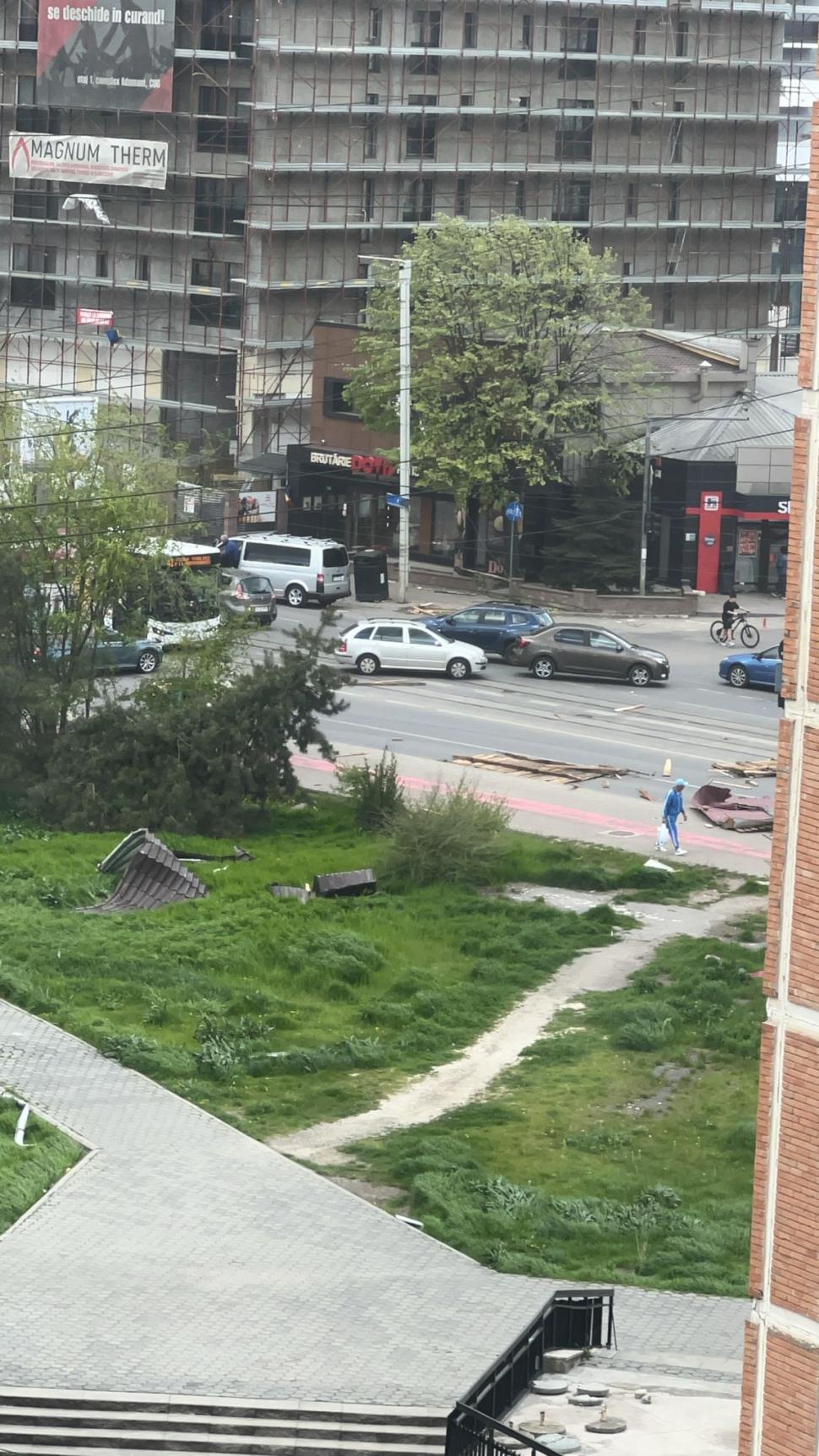 Dezastru în Moldova din cauza vântului puternic. Rafalele au smuls acoperișul unui bloc, în Huși. Un bărbat a fost lovit și a murit 1063685