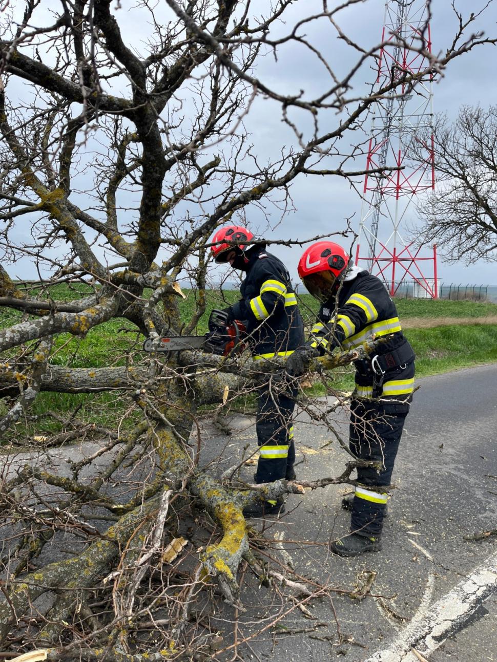 Dezastru în Moldova din cauza vântului puternic. Rafalele au smuls acoperișul unui bloc, în Huși. Un bărbat a fost lovit și a murit 1063688