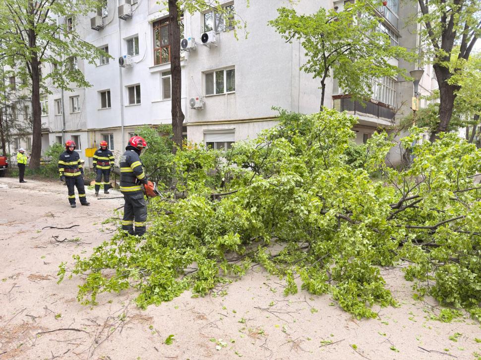 Dezastru în Moldova din cauza vântului puternic. Rafalele au smuls acoperișul unui bloc, în Huși. Un bărbat a fost lovit și a murit 1063690
