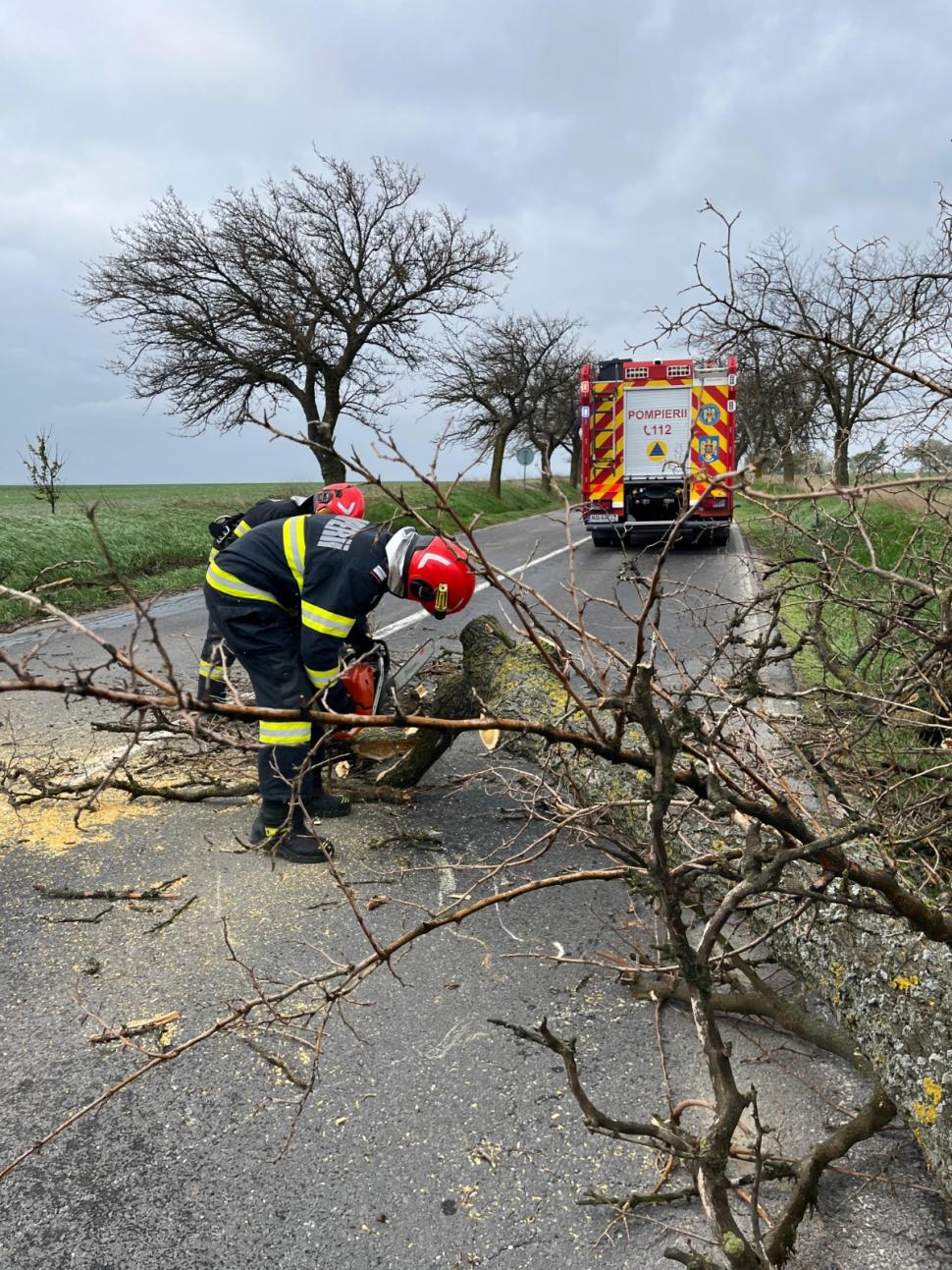 Dezastru în Moldova din cauza vântului puternic. Rafalele au smuls acoperișul unui bloc, în Huși. Un bărbat a fost lovit și a murit 1063691