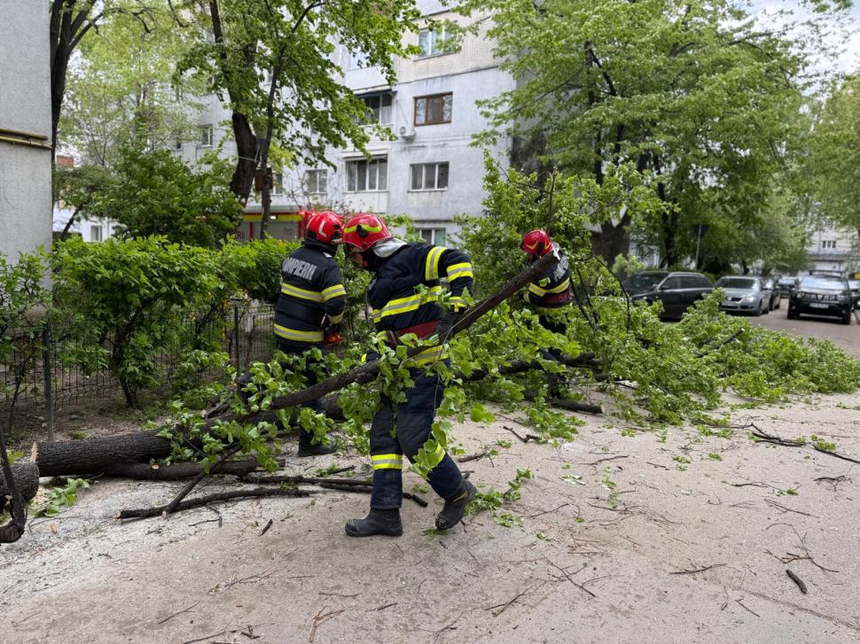 Dezastru în Moldova din cauza vântului puternic. Rafalele au smuls acoperișul unui bloc, în Huși. Un bărbat a fost lovit și a murit 1063692