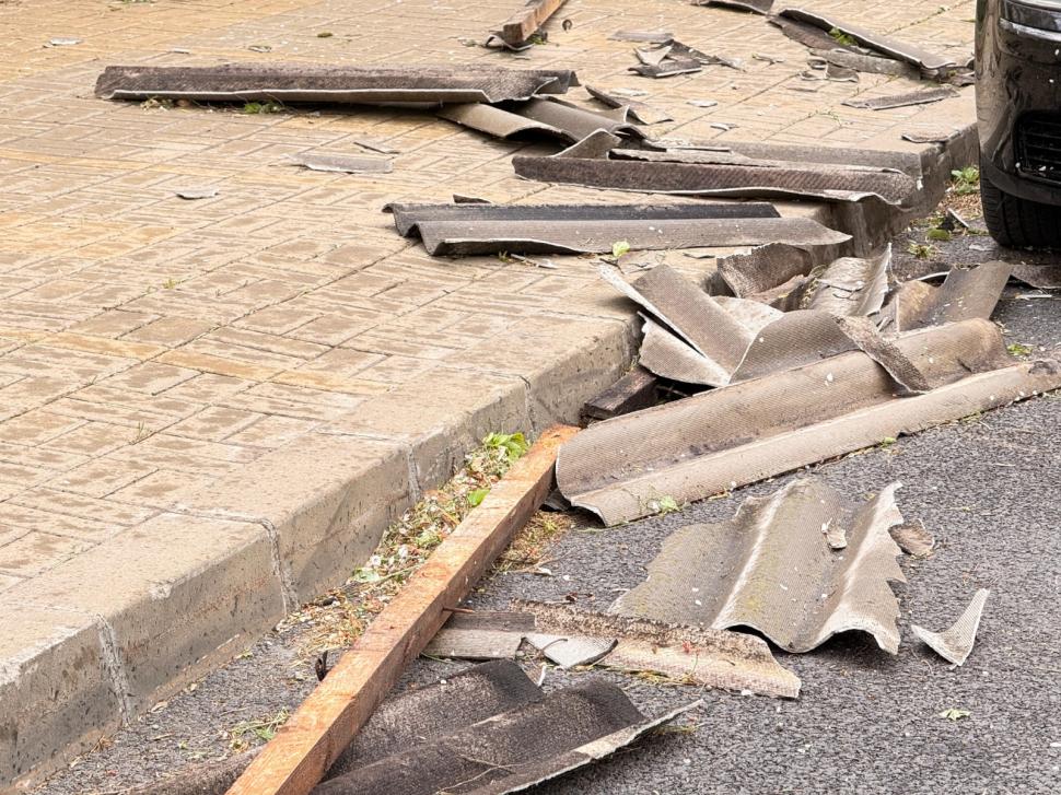 Dezastru în Moldova din cauza vântului puternic. Rafalele au smuls acoperișul unui bloc, în Huși. Un bărbat a fost lovit și a murit 1063693