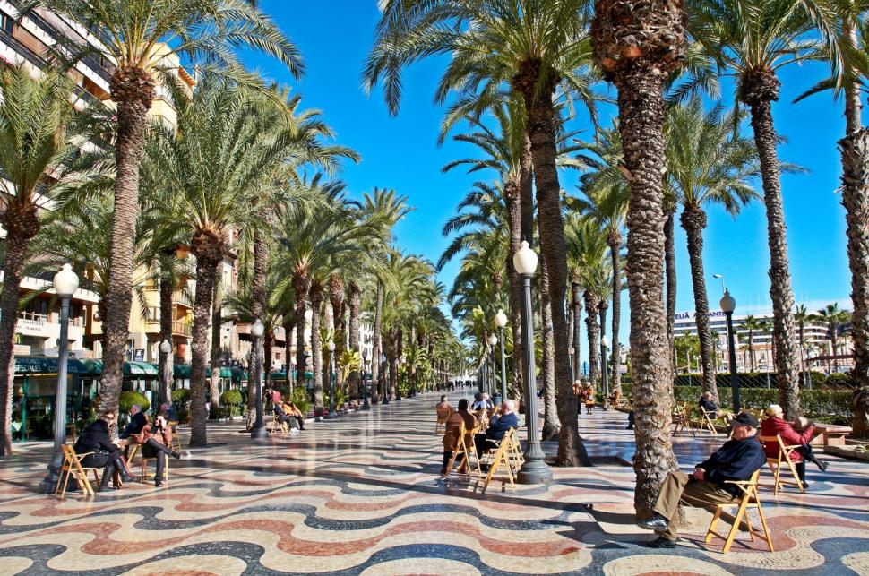 Orașul spaniol care e printre destinațiile de top din Europa în această vară. Trei motive pentru care turiștii sunt atrași de acest loc 1062943