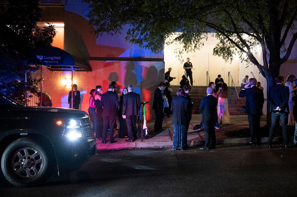 VIDEO. Momentul în care Trump și JD Vance sunt evacuați după atacul armat. După focurile de arme, invitații s-au ascuns sub mese  1063622