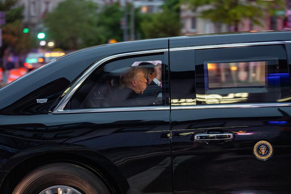 VIDEO. Momentul în care Trump și JD Vance sunt evacuați după atacul armat. După focurile de arme, invitații s-au ascuns sub mese  1063624