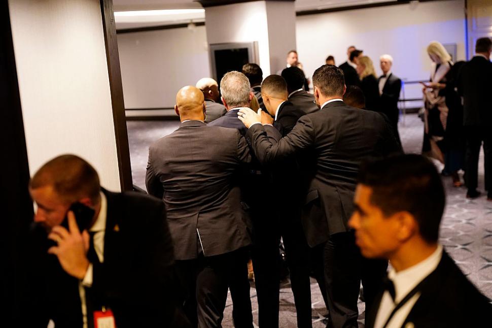 VIDEO. Momentul în care Trump și JD Vance sunt evacuați după atacul armat. După focurile de arme, invitații s-au ascuns sub mese  1063626