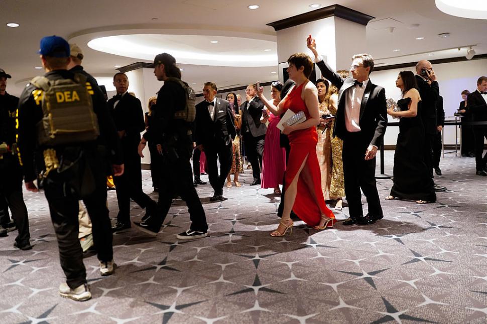 VIDEO. Momentul în care Trump și JD Vance sunt evacuați după atacul armat. După focurile de arme, invitații s-au ascuns sub mese  1063627