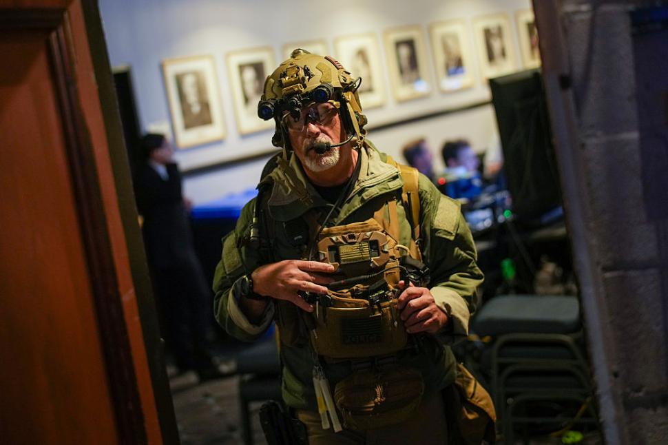 VIDEO. Momentul în care Trump și JD Vance sunt evacuați după atacul armat. După focurile de arme, invitații s-au ascuns sub mese  1063629