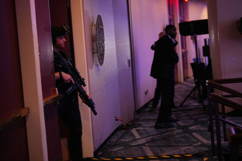 VIDEO. Momentul în care Trump și JD Vance sunt evacuați după atacul armat. După focurile de arme, invitații s-au ascuns sub mese  1063630