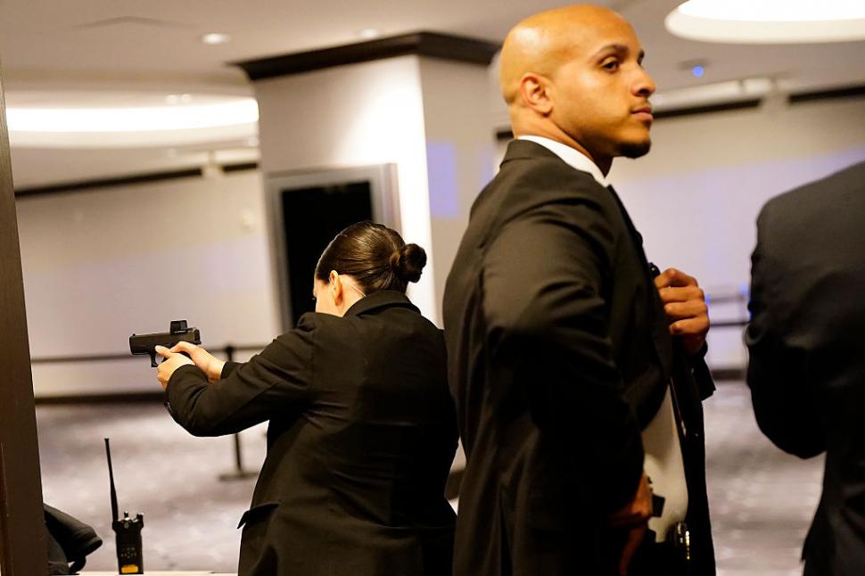 VIDEO. Momentul în care Trump și JD Vance sunt evacuați după atacul armat. După focurile de arme, invitații s-au ascuns sub mese  1063631