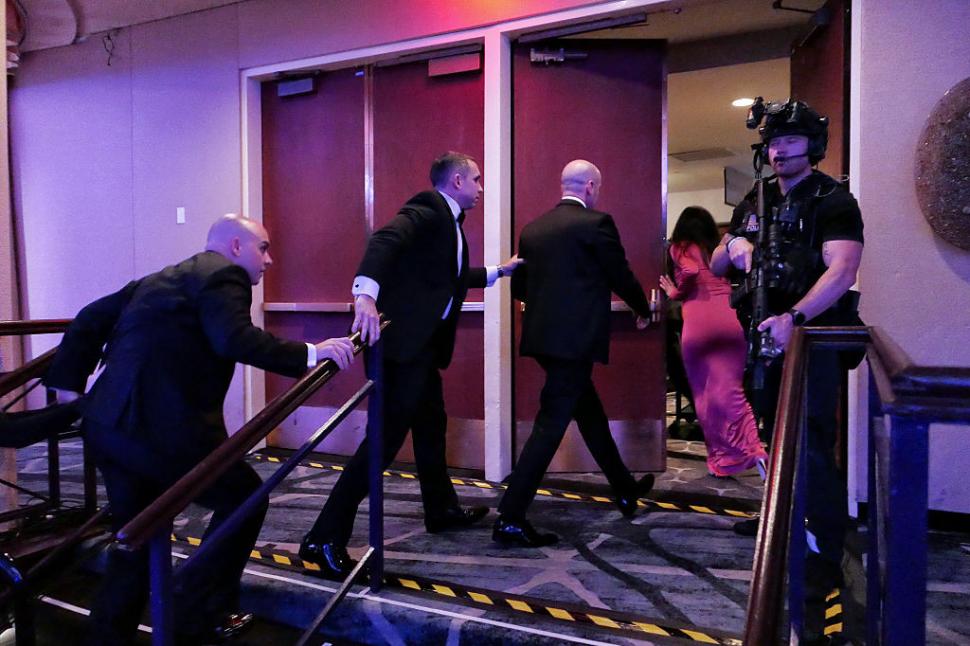 VIDEO. Momentul în care Trump și JD Vance sunt evacuați după atacul armat. După focurile de arme, invitații s-au ascuns sub mese  1063632